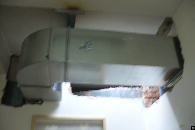 44-nové potrubí VZT ve studené kuchyni + otvor ve střeše.jpg